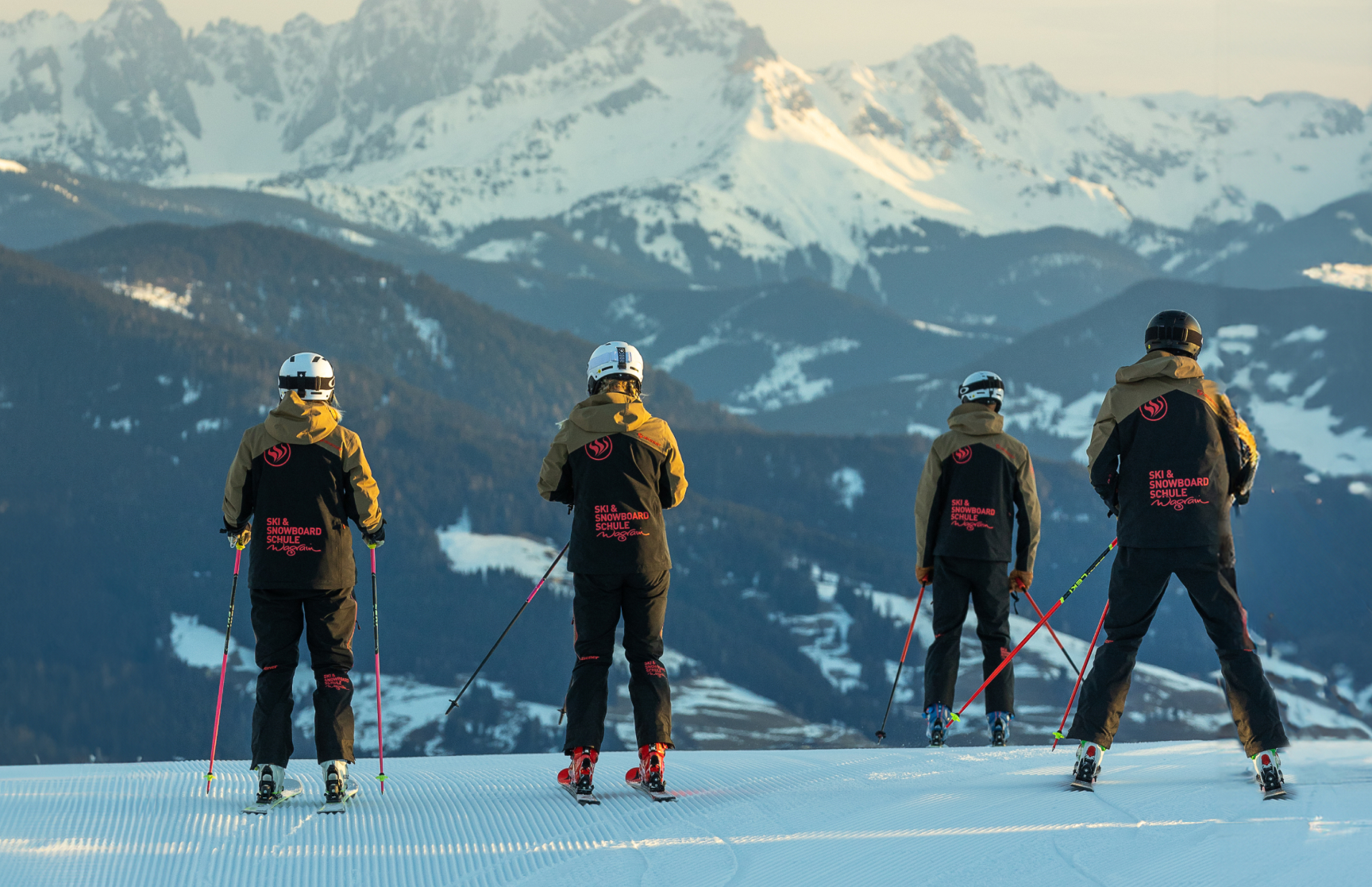 Skiläufer in der Wildschönau blicken auf schneebedeckte Berge